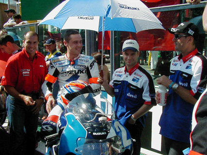 Jean-Michel accompagné de Nicolas Dussauge et Sébastien Gimbert avant le départ du Bol d'or 2003